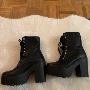 Steve Madden black boots in Size 6